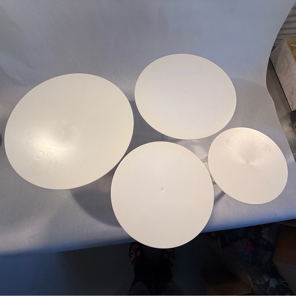 Elegant White and Clear Cake Separator Plates and Pillars - Picture 3 of 4